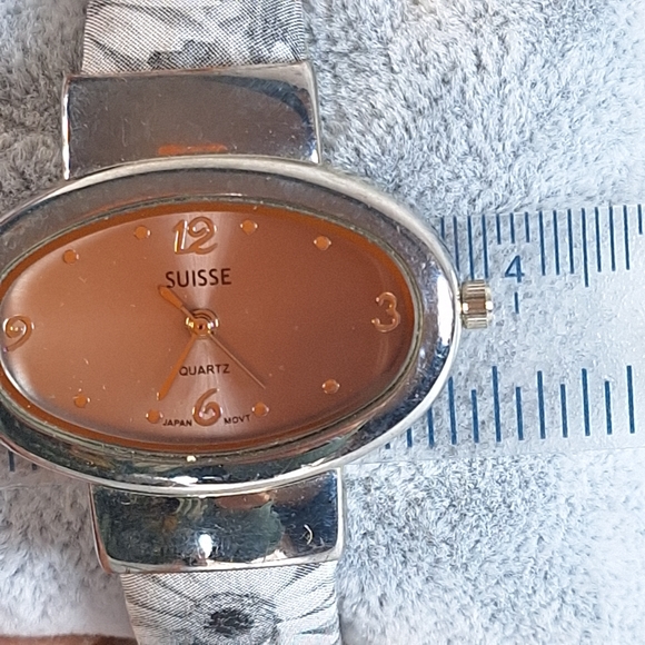 Suisse Stainless Steel Gray Floral Clamshell Bracelet Watch, New Battery - Picture 4 of 8